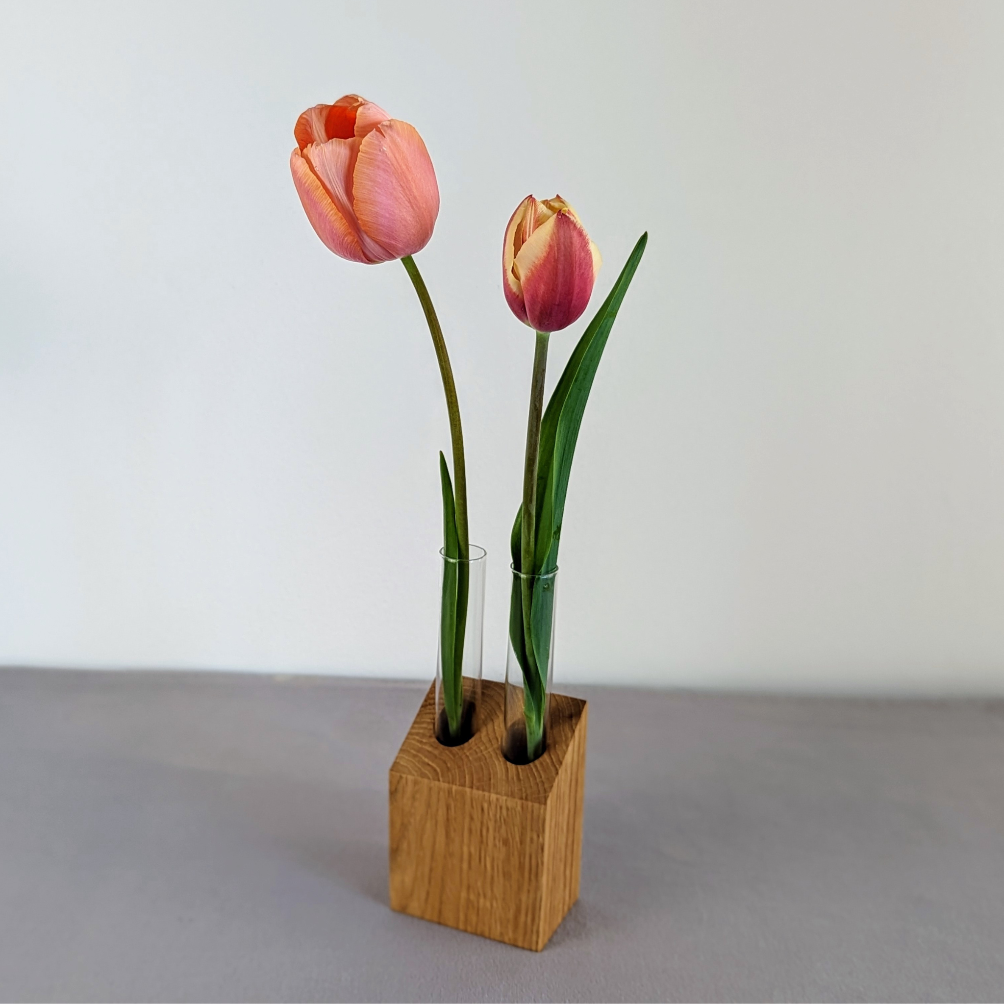 Blumenständer Duo aus Eichenholz mit Glasvase