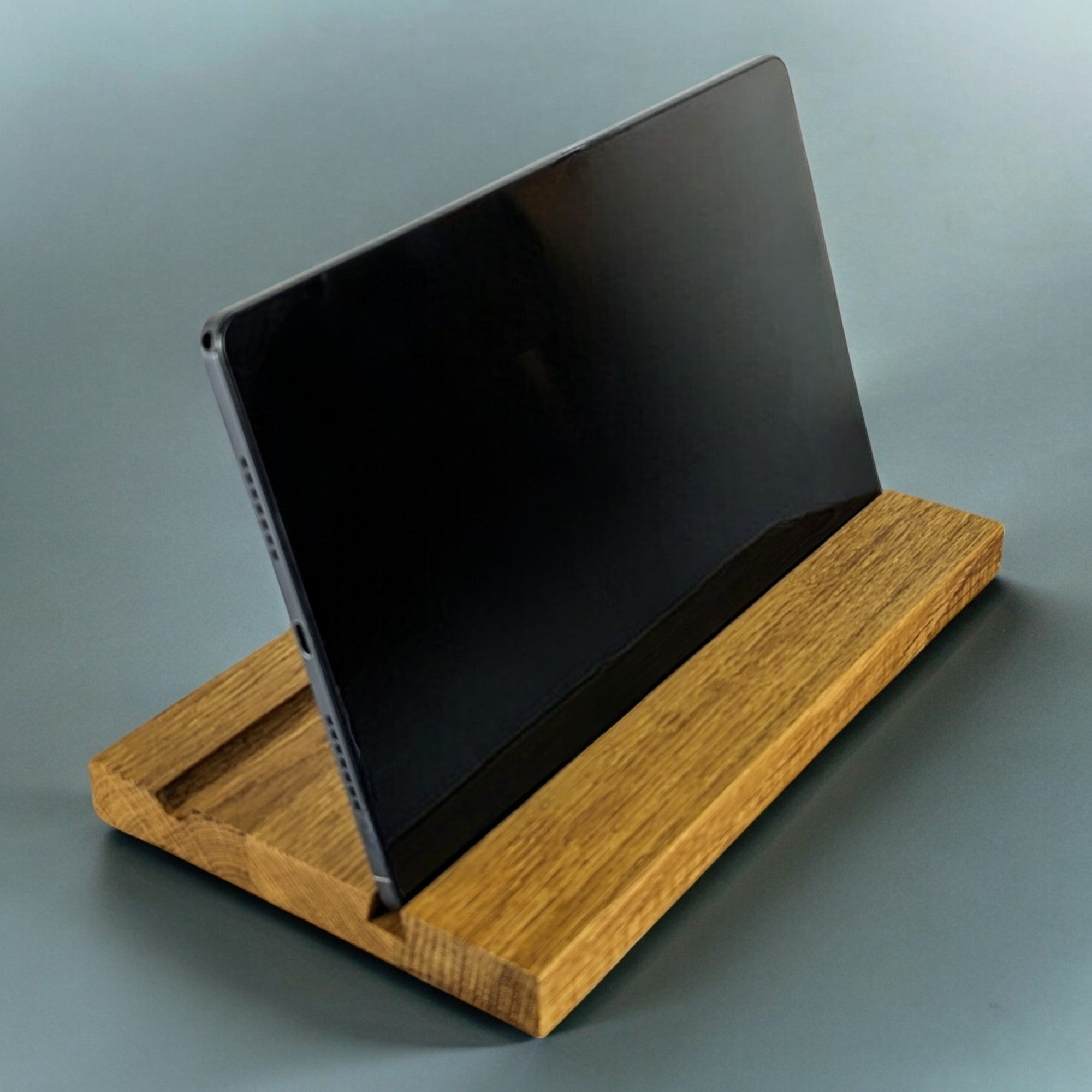 Eleganter Tablet-Ständer aus Eichenholz